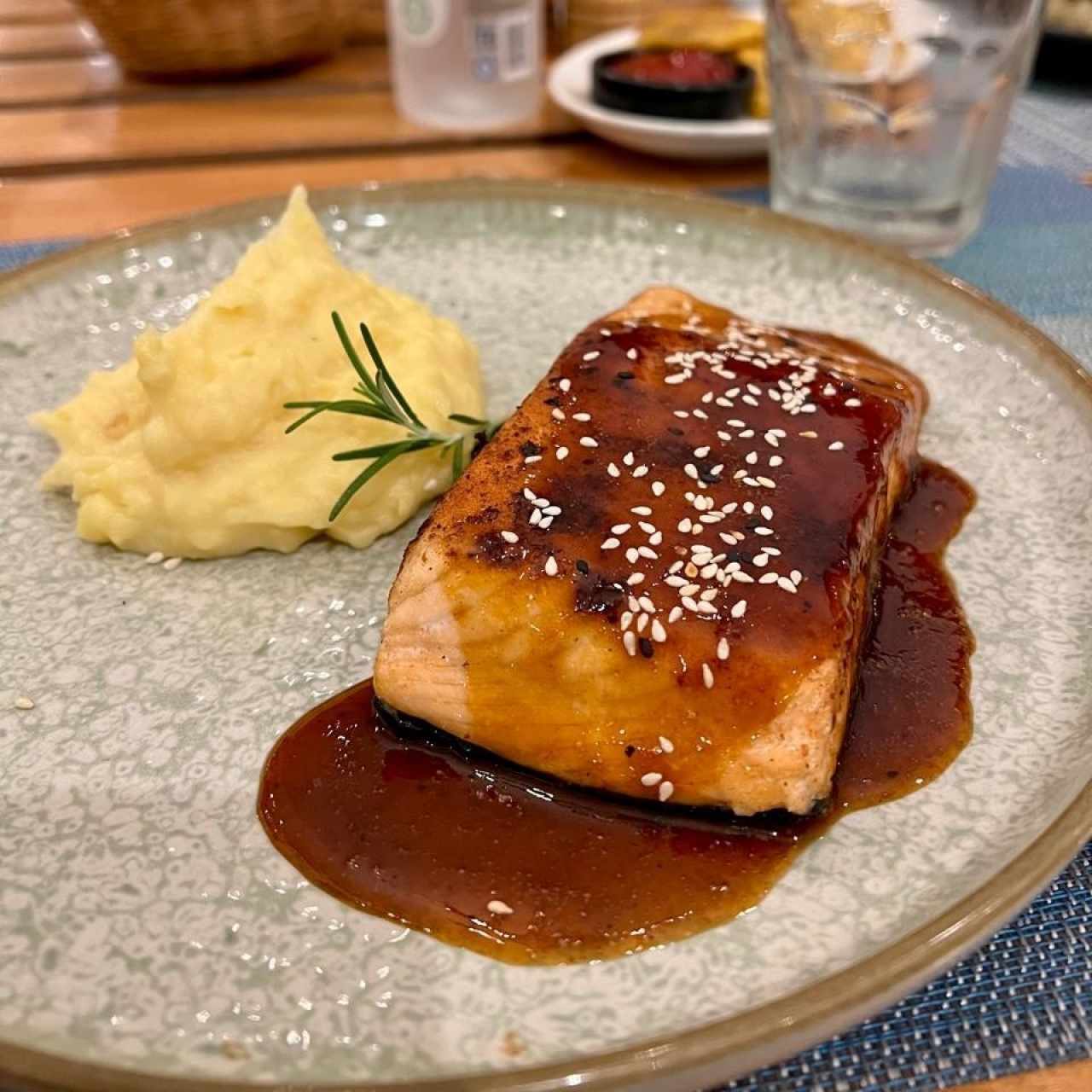 Salmon asado en Cedro Corteza Agrilette con Majado de Otoe