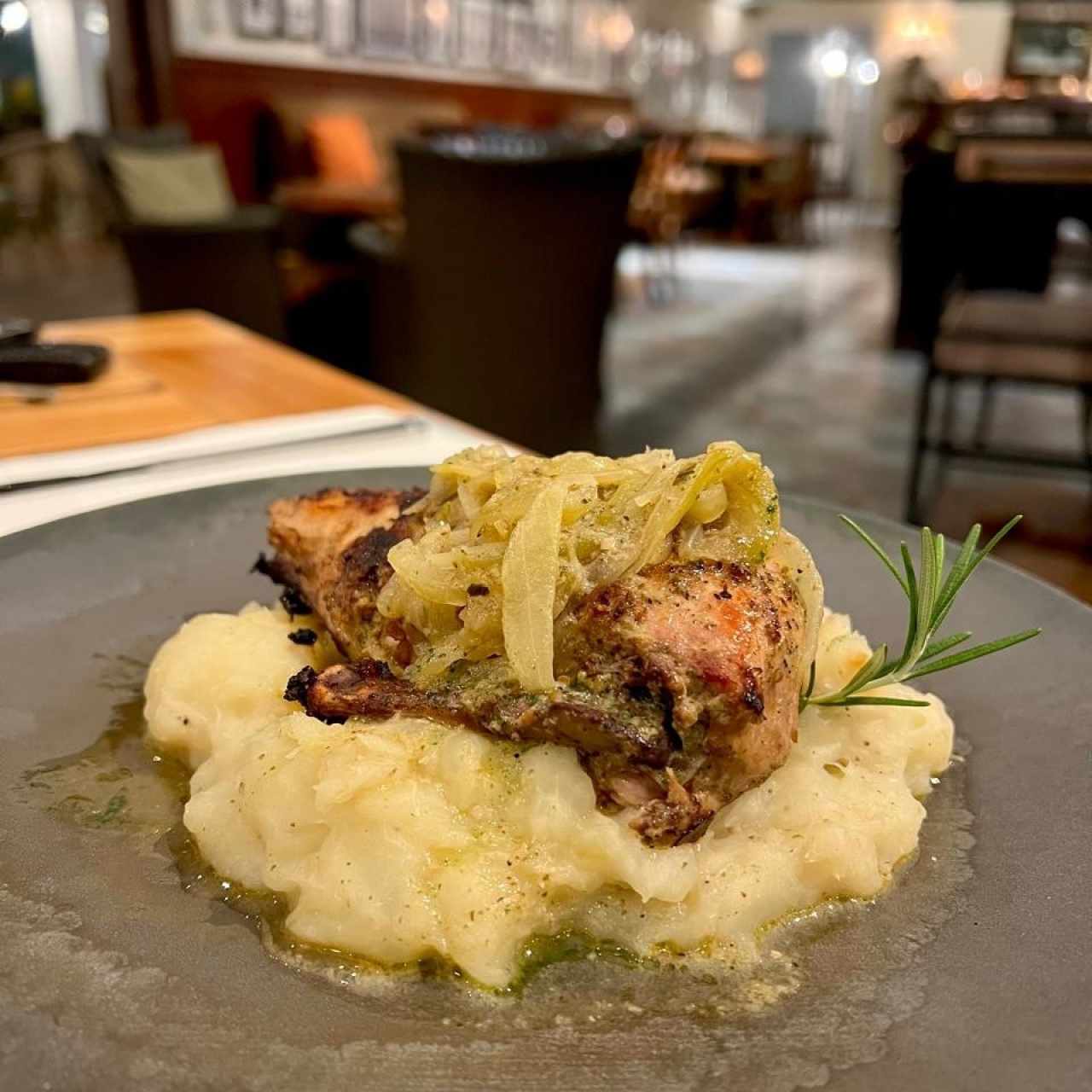 Suprema de Pollo Asada en Leña de Nance Con Majado de Yuca al Moho