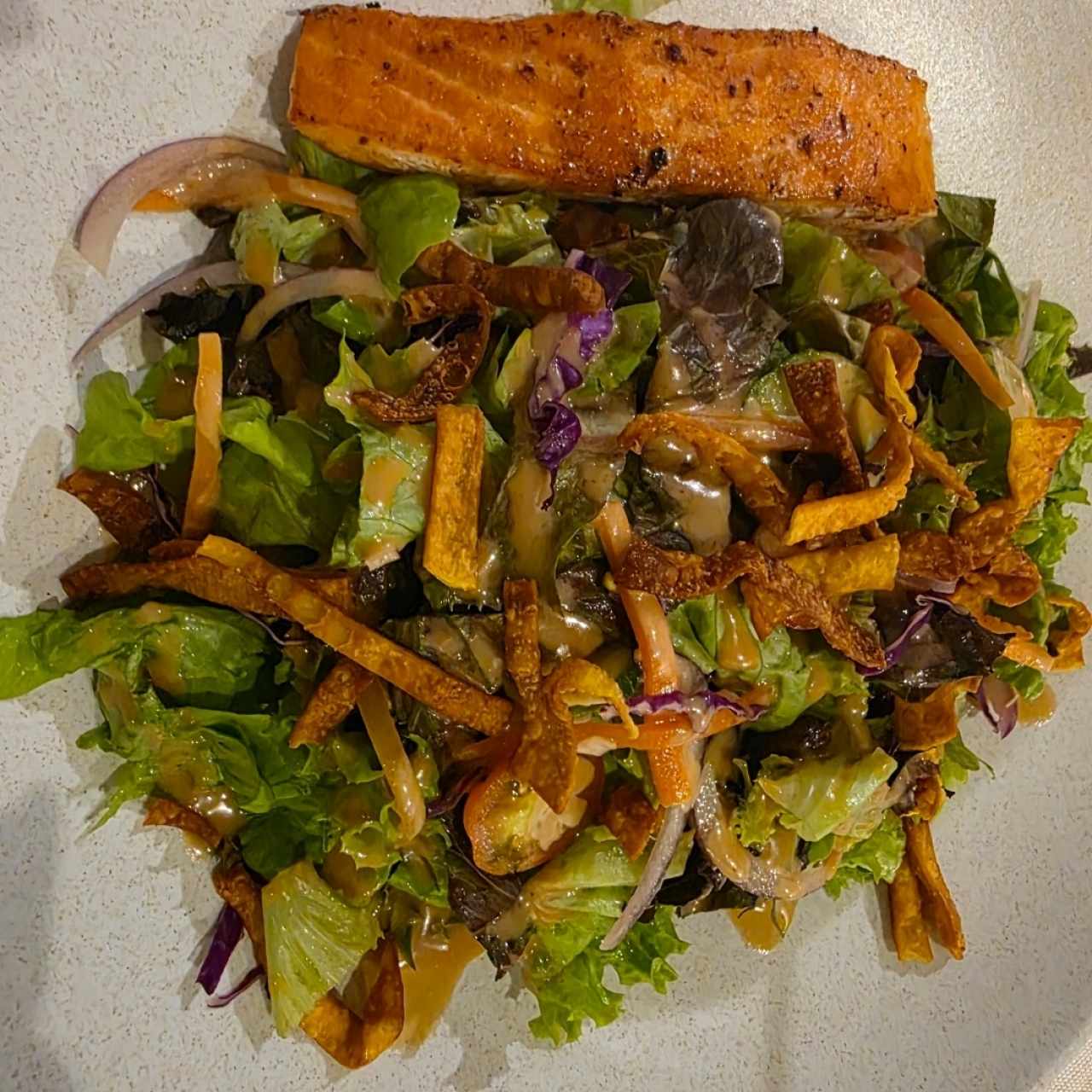 Ensalada de Atún Aleta Amailla al Grill con Mix de Lechugas, Salsa de Fresas