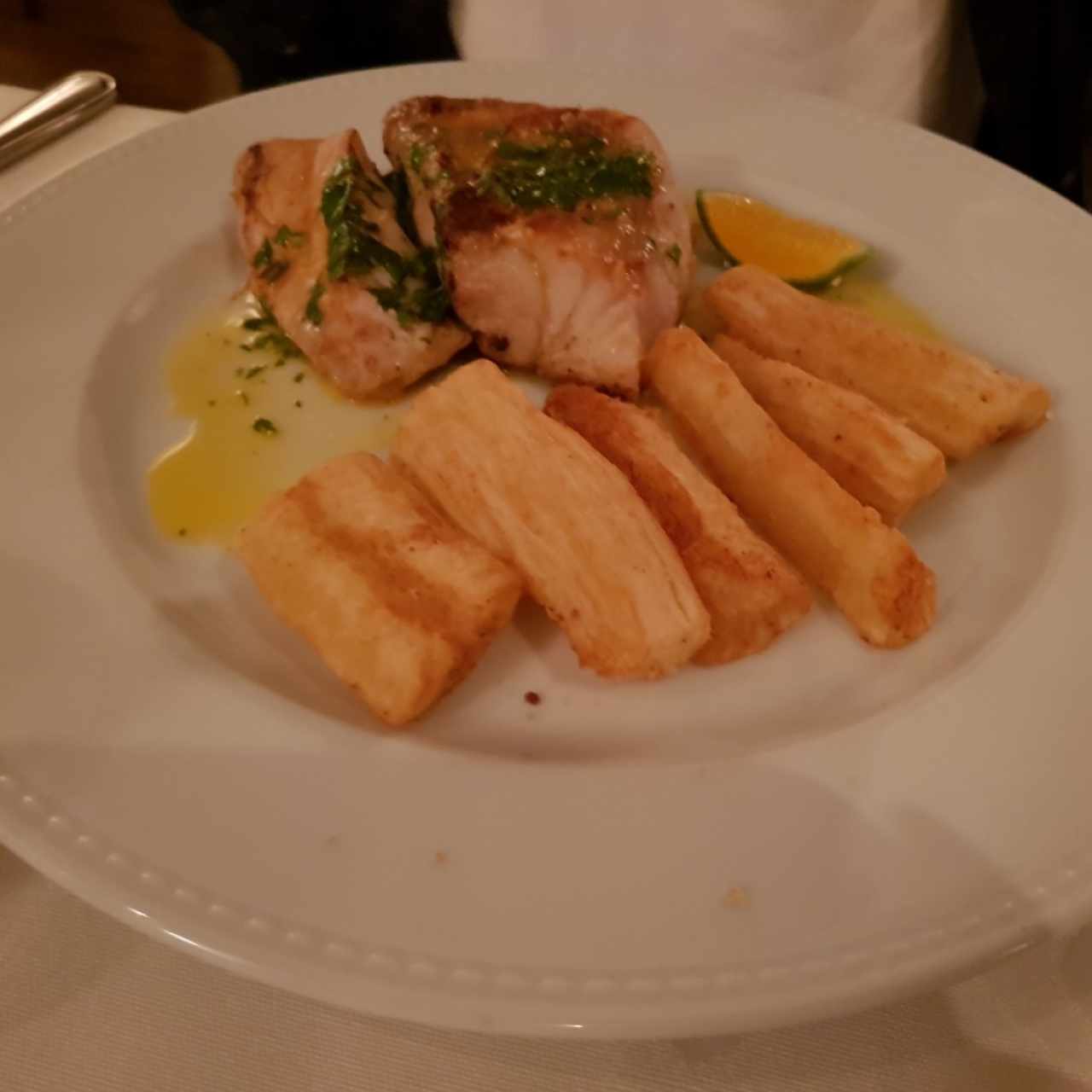 Robalo con yuca frita