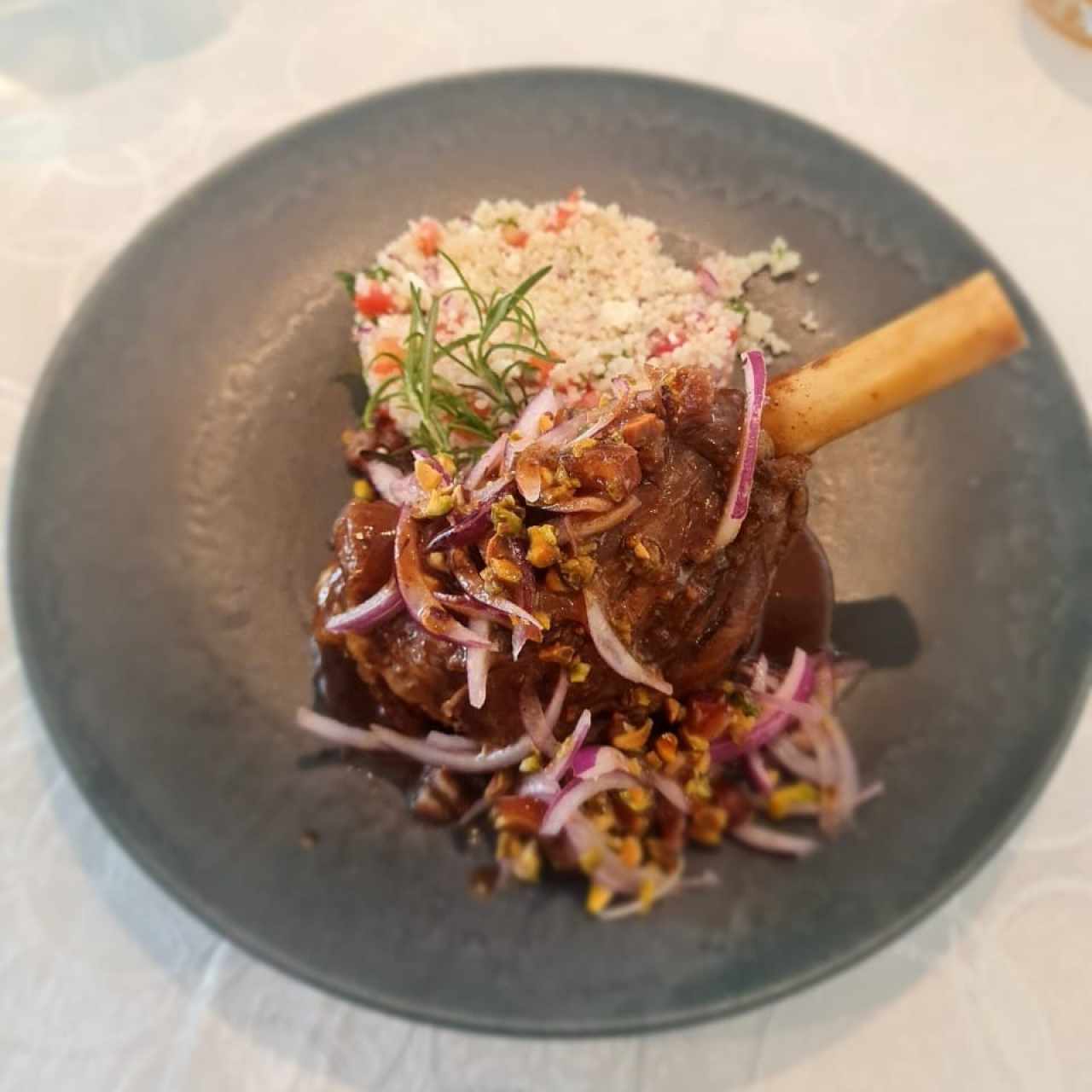 Chuletón de Cerdo al Grill , Glase de Naranja y Salsa de Manzana Casera