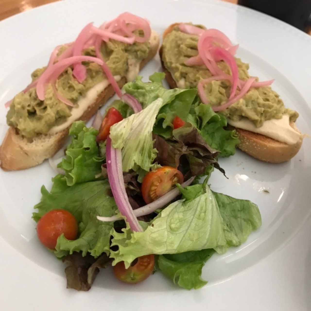 Tostadas de Aguacate con Hummus