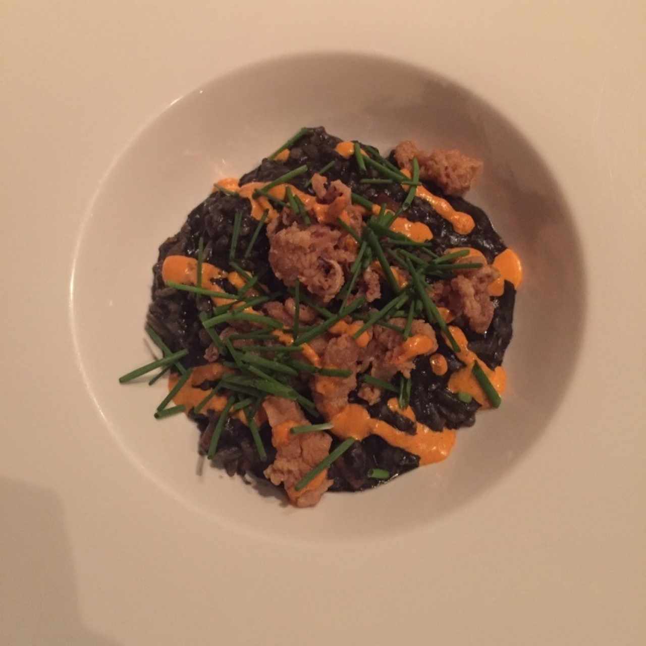 Risotto negro con calamares y chicharrón de arañitas