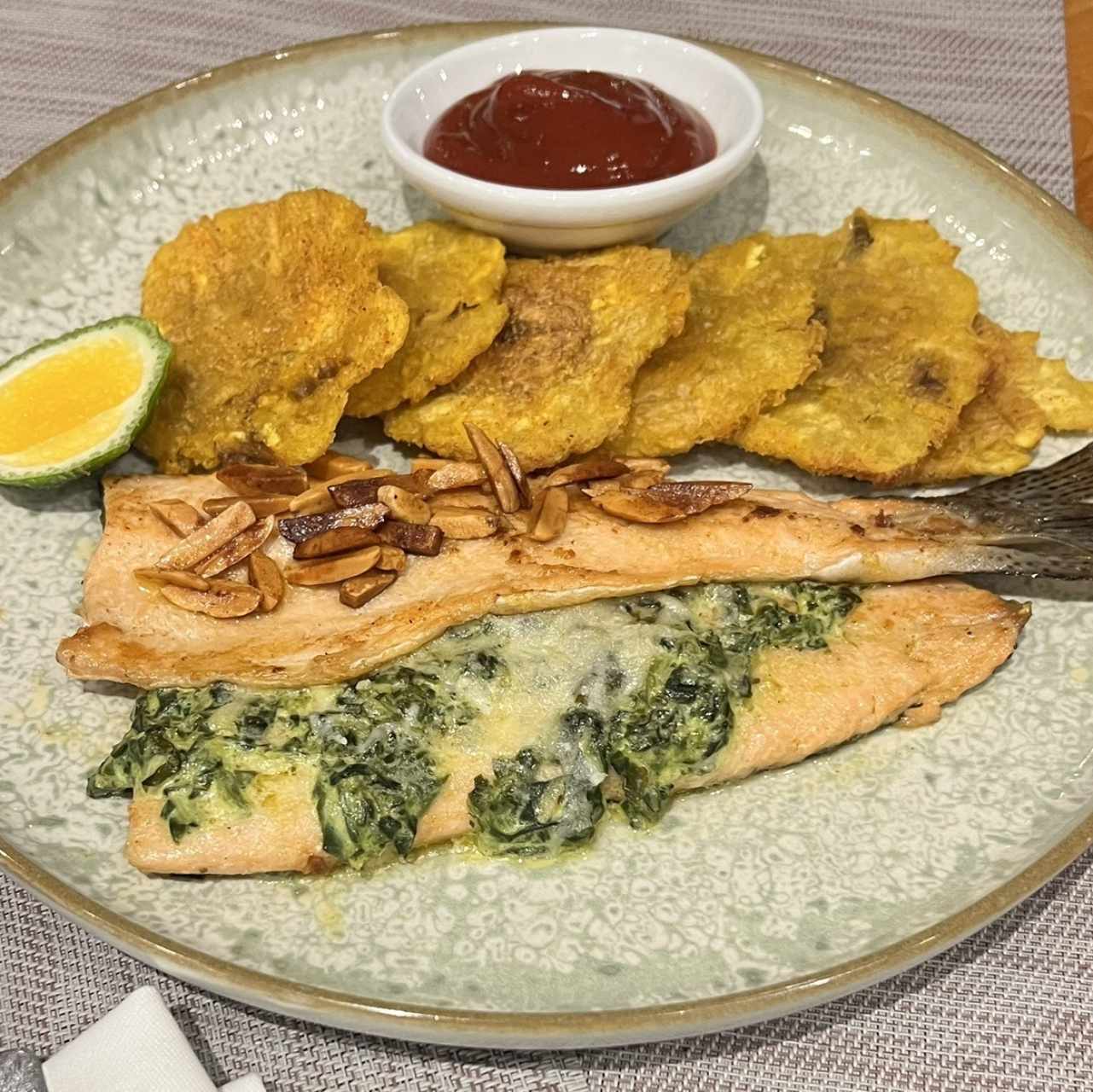 Trucha de Boquete con Relleno Cremoso de Espinacas, Mantequilla Avellanada, Espinacas con Crema