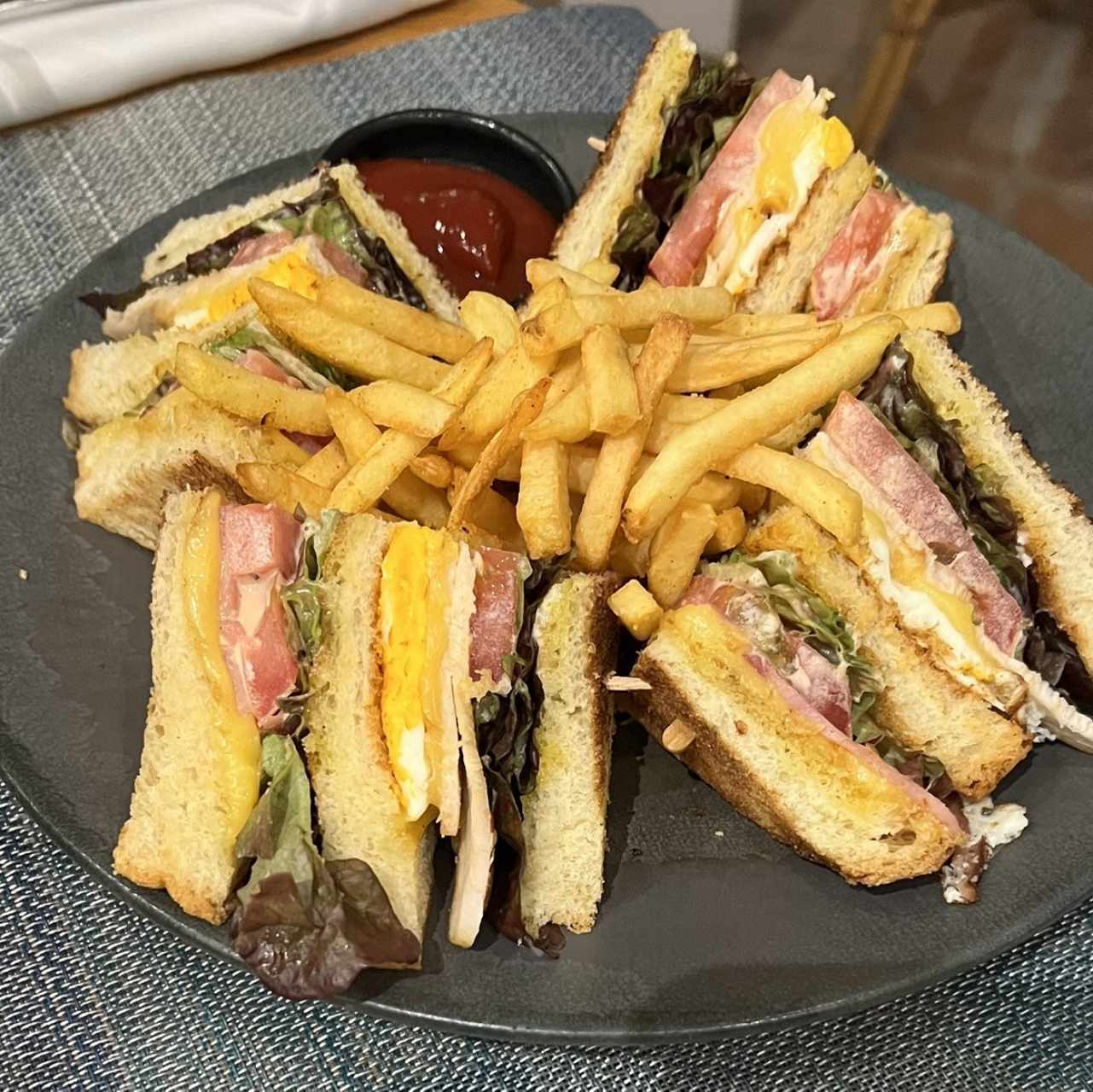 Platos Fuertes - Club Sandwich