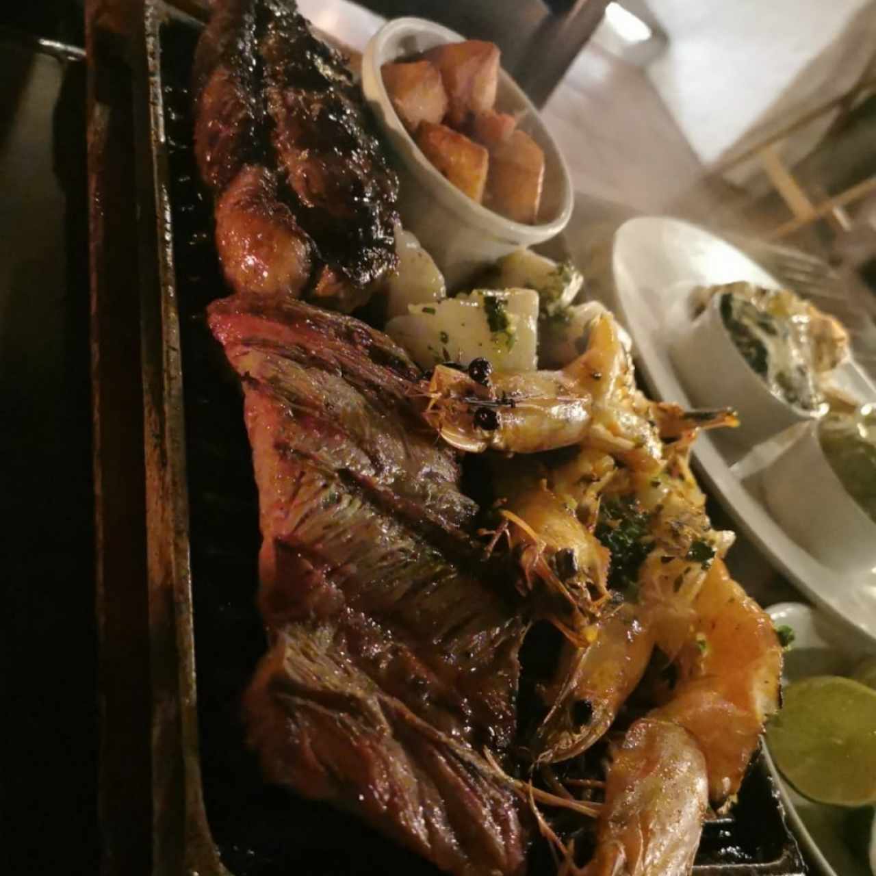 Parrillada mar y tierra. 2 p. (24 oz.)