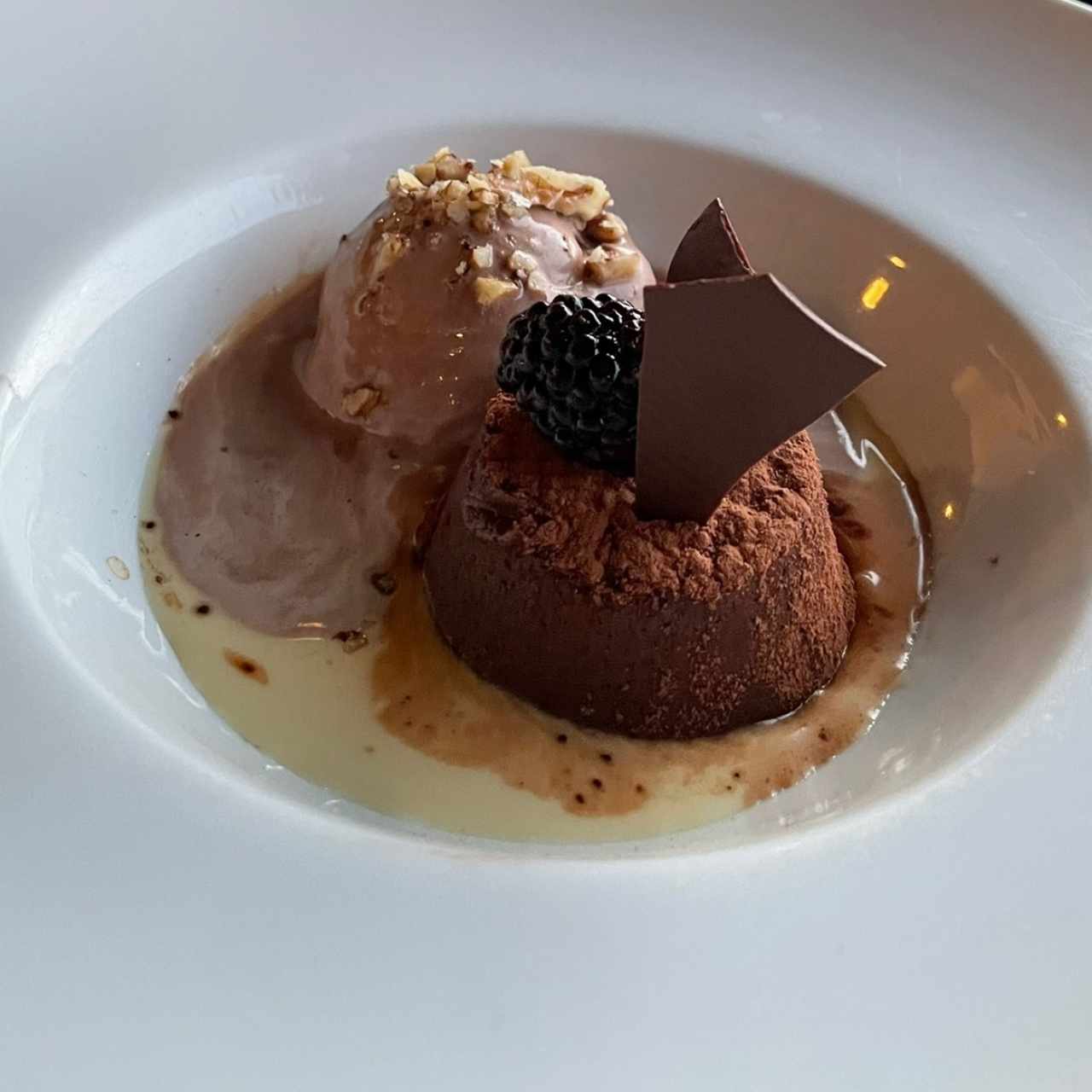 Chocolatísimo. Ganache de chocolate con crema inglesa y helado ferrero Rocher