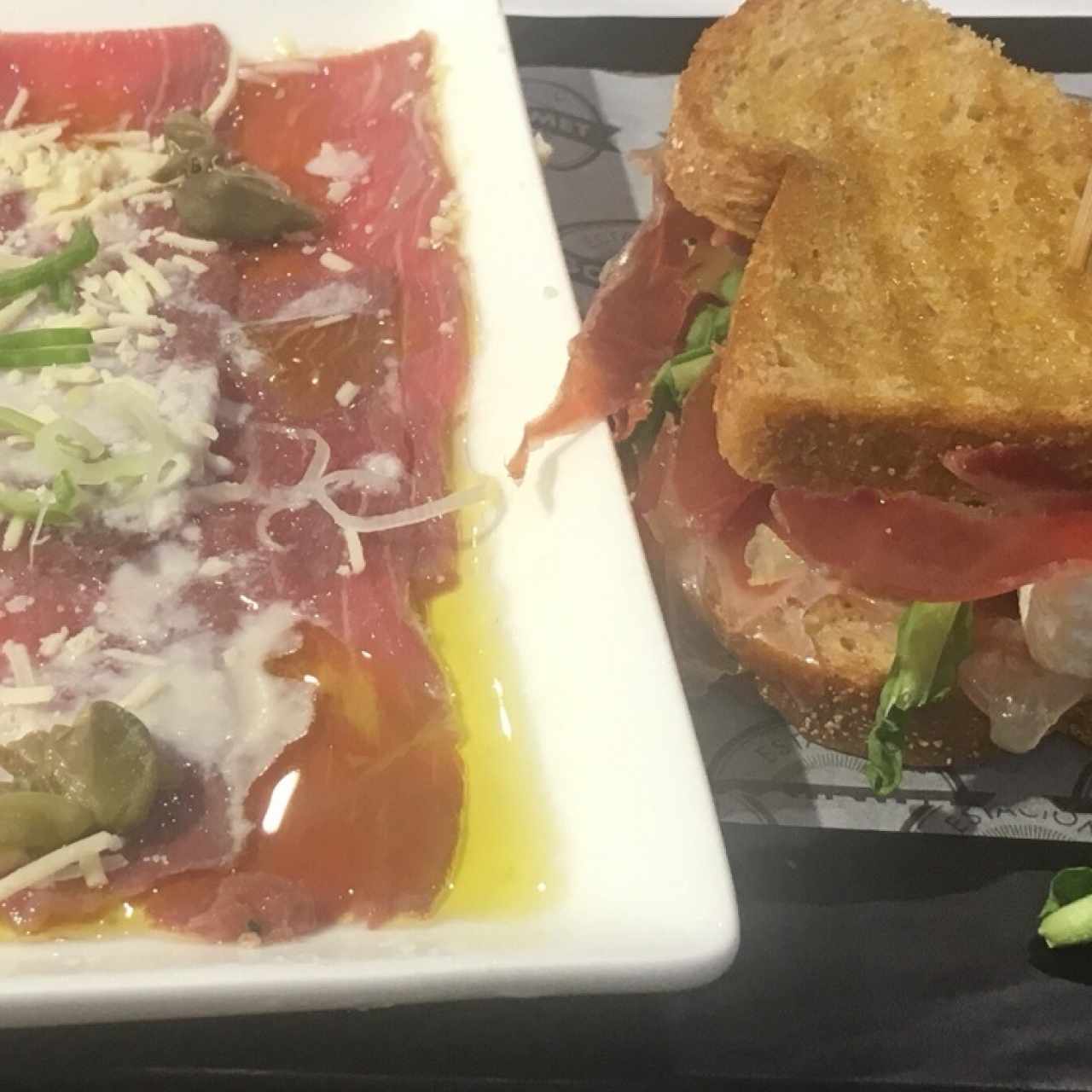 Carpaccio de lomito y sandwich de procciuto
