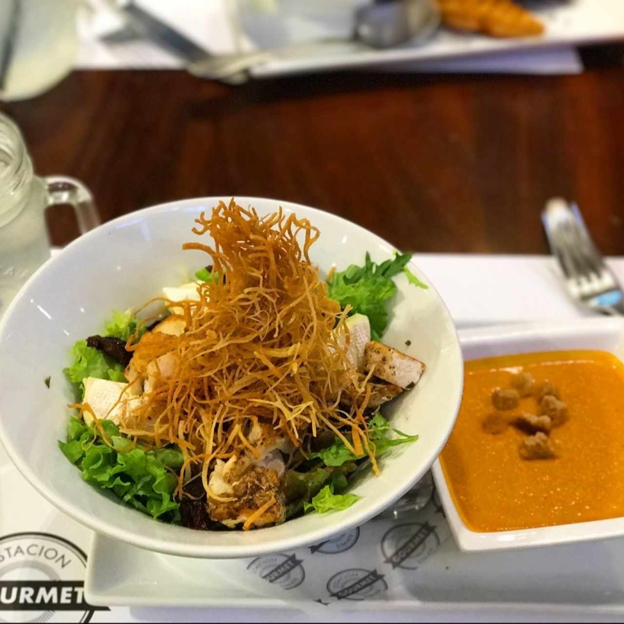 Ensalada Provoleta con Sopa de Tomate, en Lunch