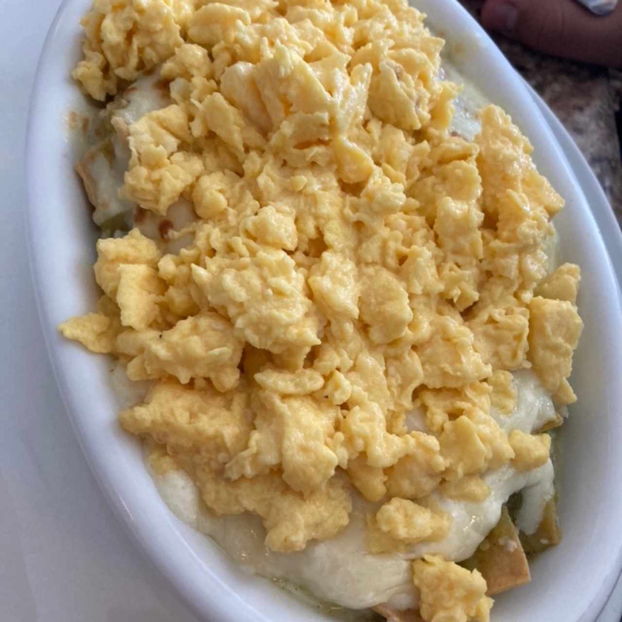 Chilaquiles con pollo y huevo