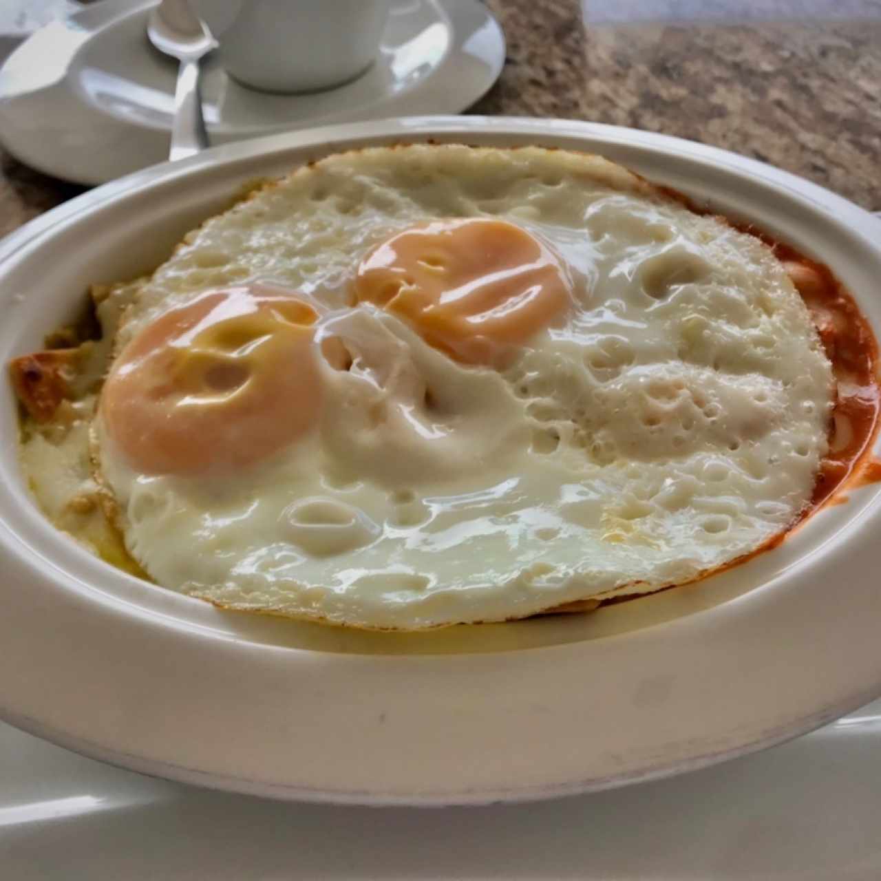 Chilaquiles Montados, chilaquiles con huevos divirceados. Un desayuno completo y delicioso. 