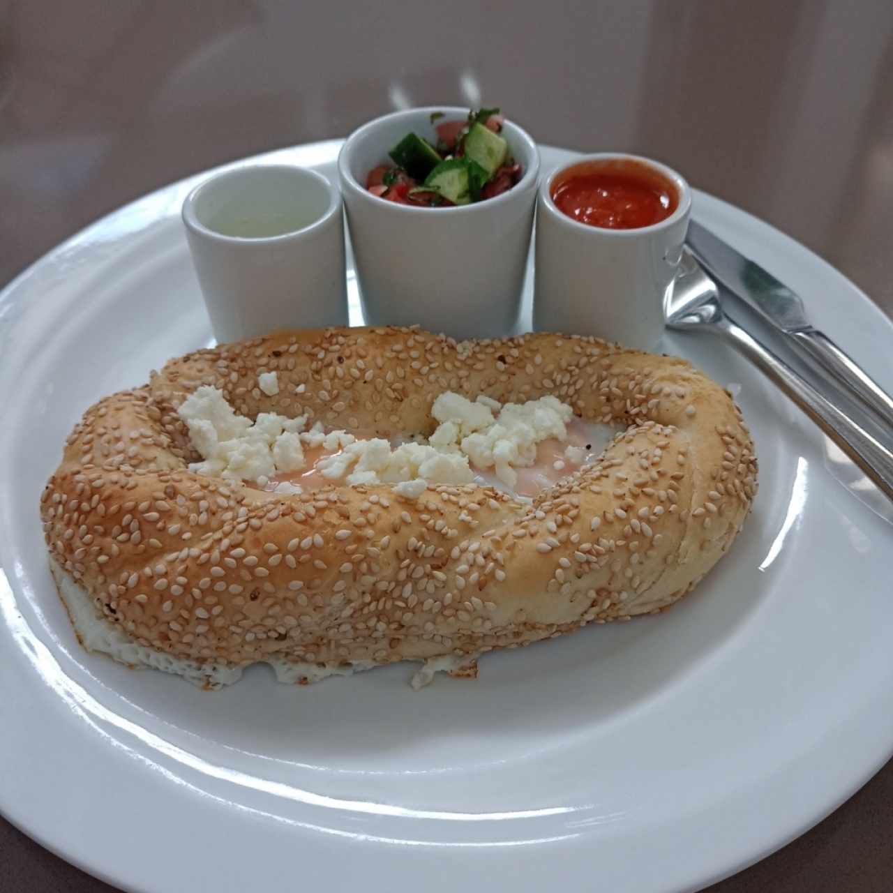 Huevos en rosca, incluye 3 canapés dulces café y jugo de 🍊

Tiene buena presentación, el sabor es ordinario y el plato venía sucio de abajo 😒