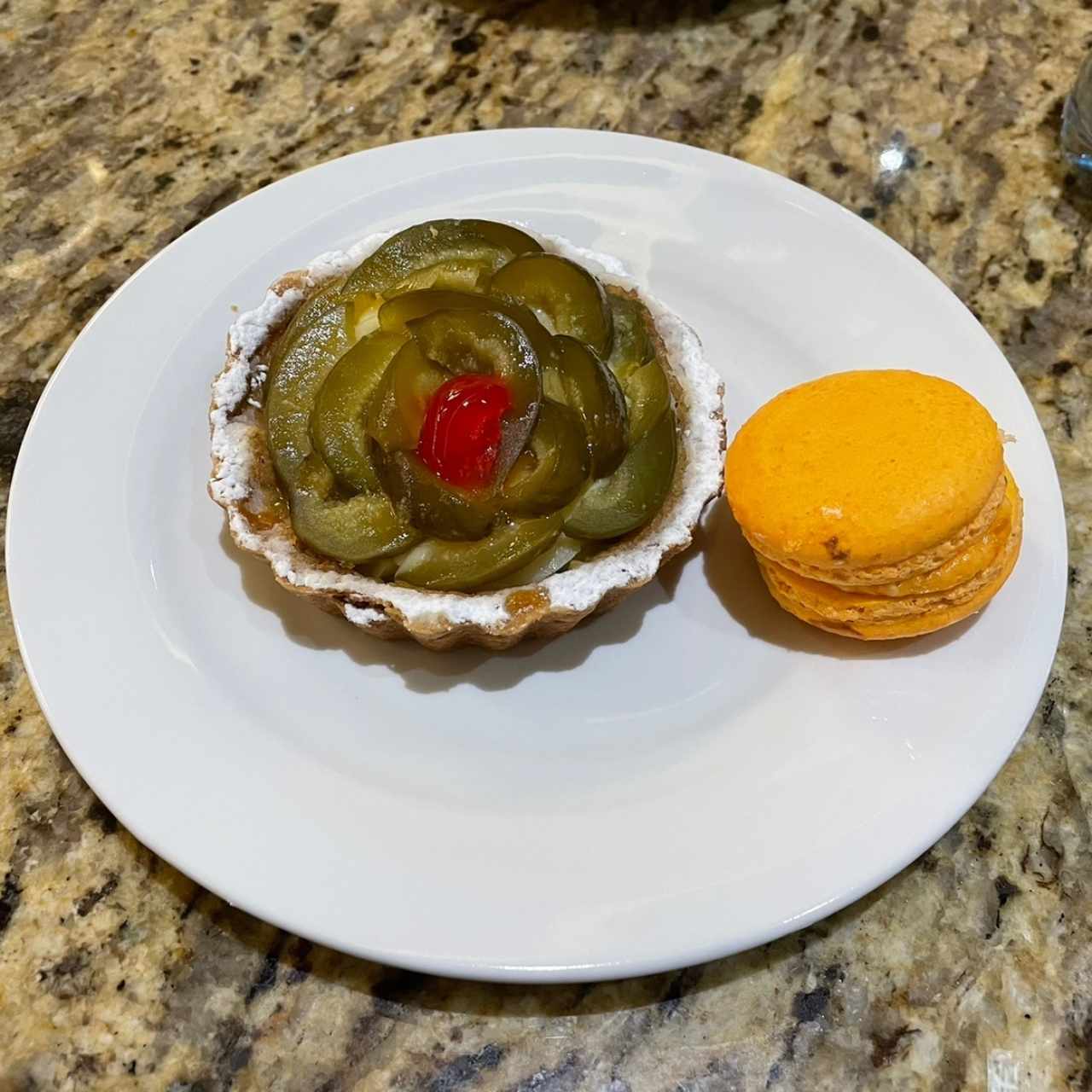 tartaleta de higo + macaroon de albaricoque