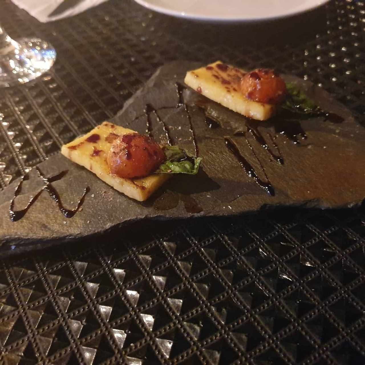 Queso asado con tomate y reducción de balsamico