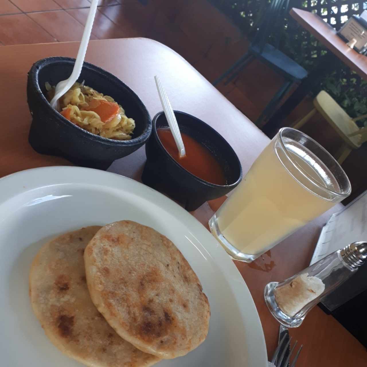 Pupusas con chicharrón y limonada natural