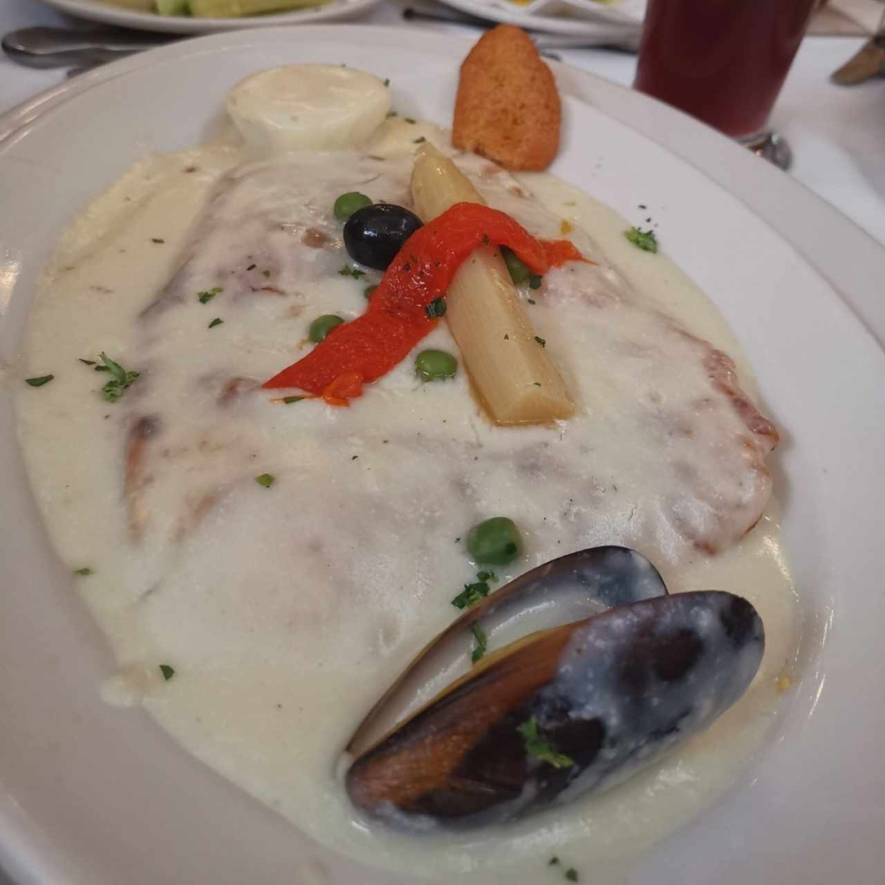 Pescado en Salsa Blanca y Espárragos