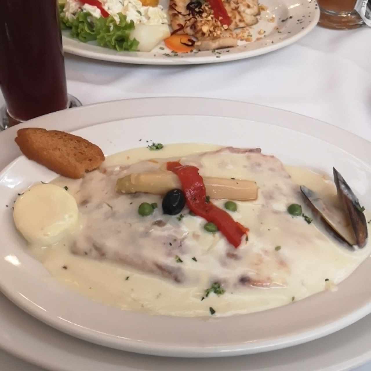 Robarlo en salsa blanca con esparragos