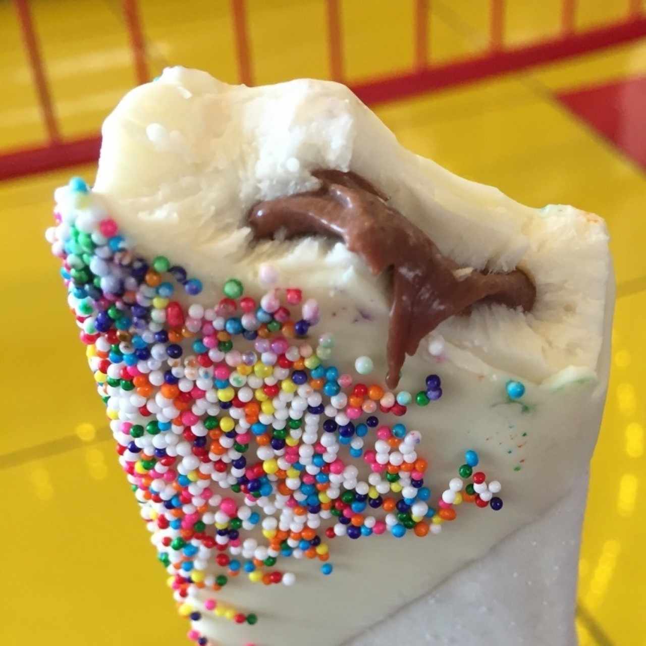 banano rellena de nutella con toping de chocolate blanco y anisillos 