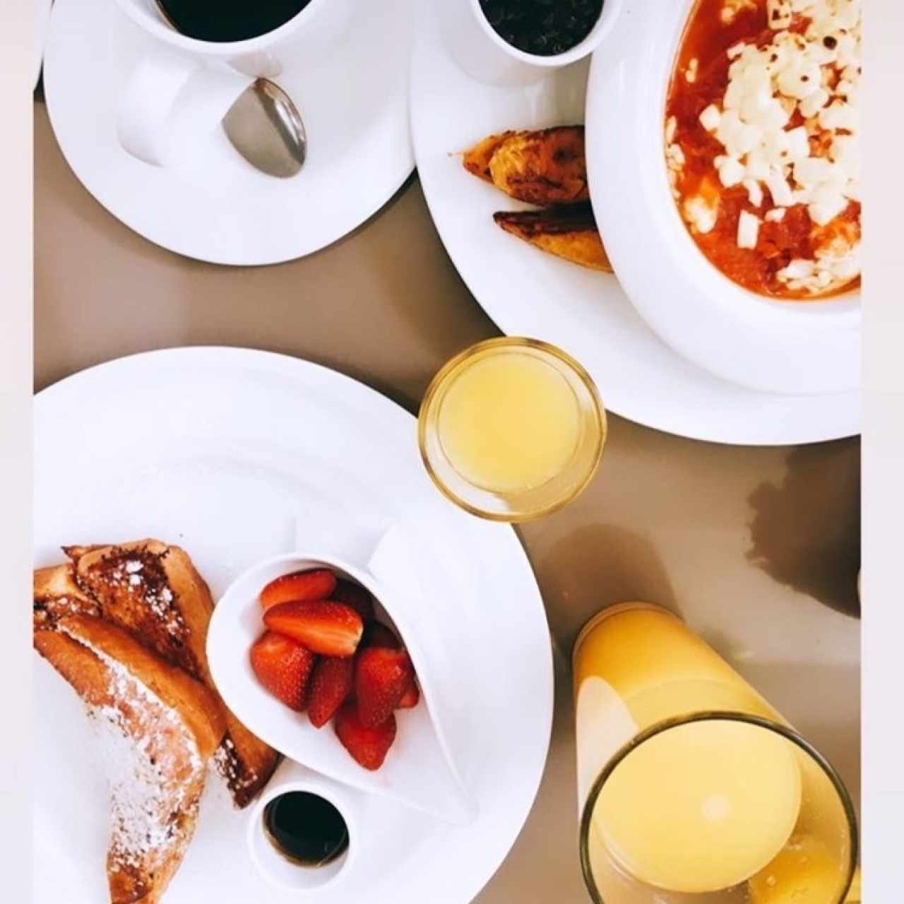 tostadas a la francesa y huevos le cafe