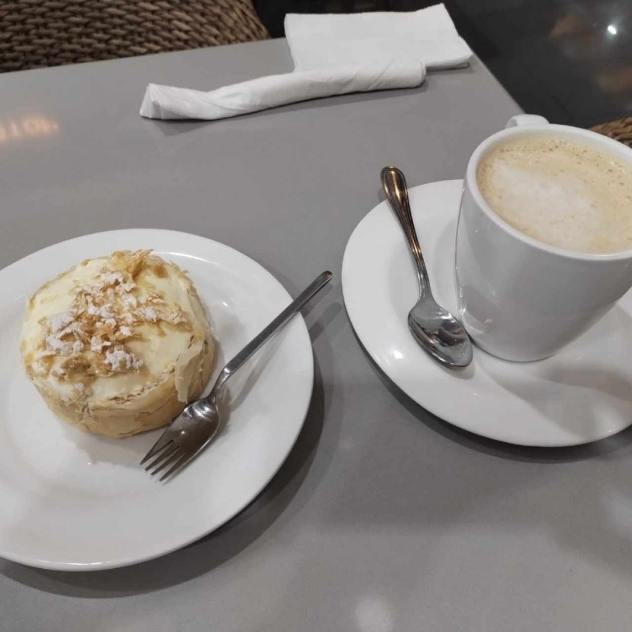 Pie de banano y chocolate blanco, café 3 leches