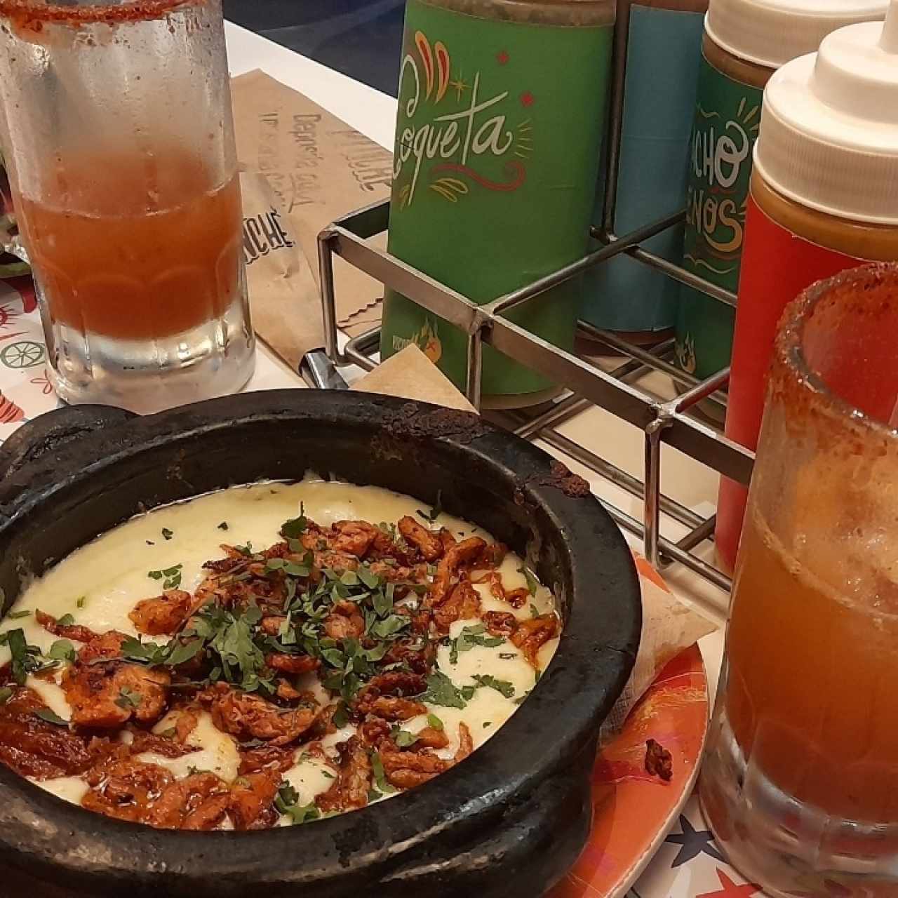 Queso fundido con crema al pastor 