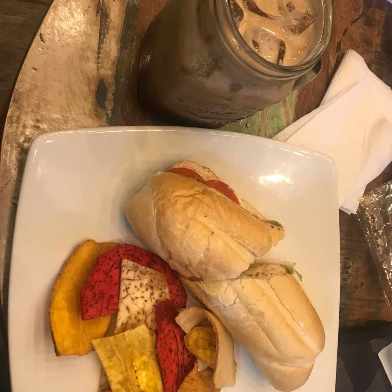 bocata de peperroni y queso, acompañado de un delicioso moccino joe