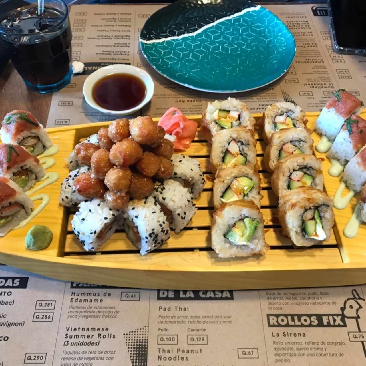 Lunes y martes de Samplers, super ricos, perfecto oara conoartir en familia y amigos. Mi rollo favorito fue “Sakura roll”. Excelente servicio 💯