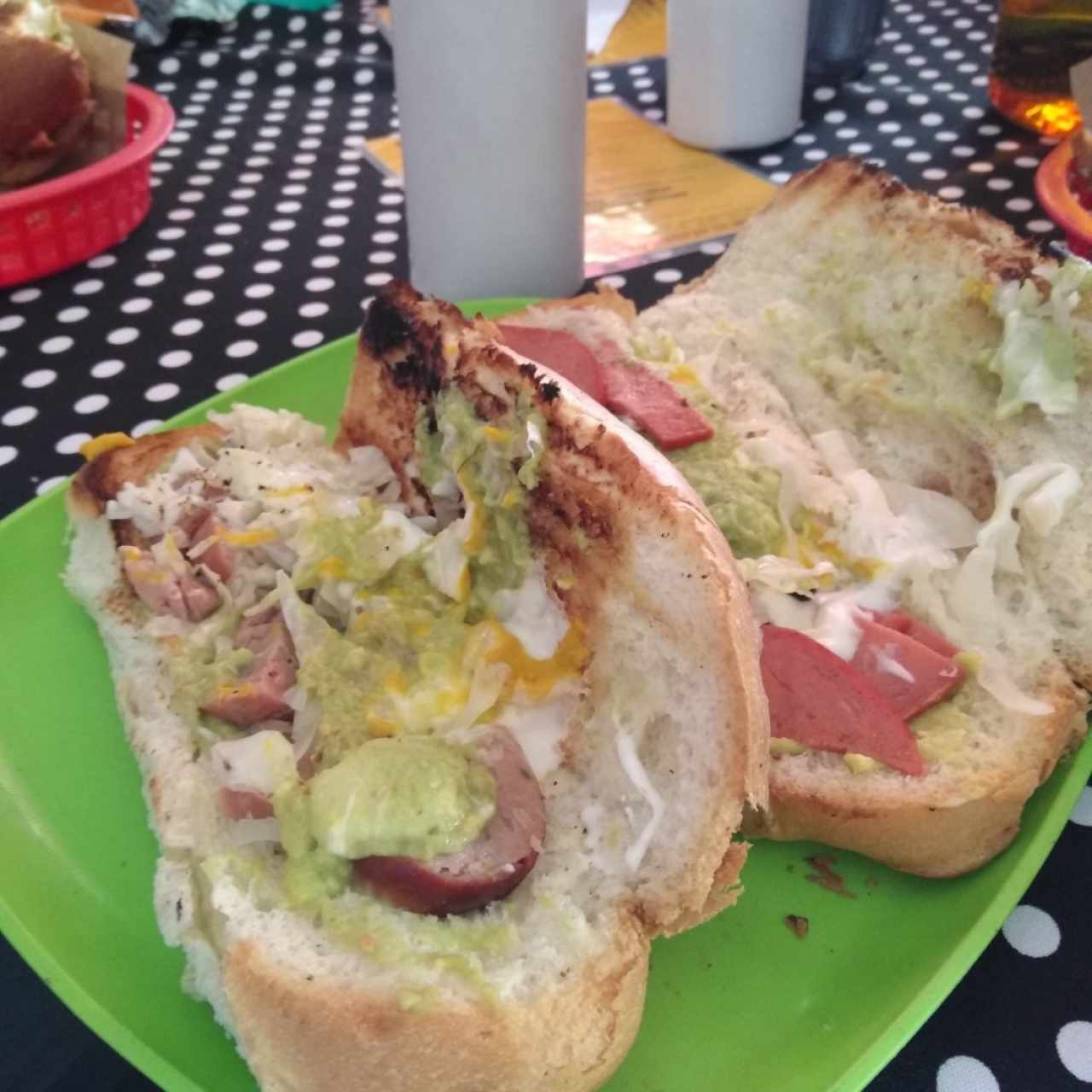 Pan con longaniza y pan con salami