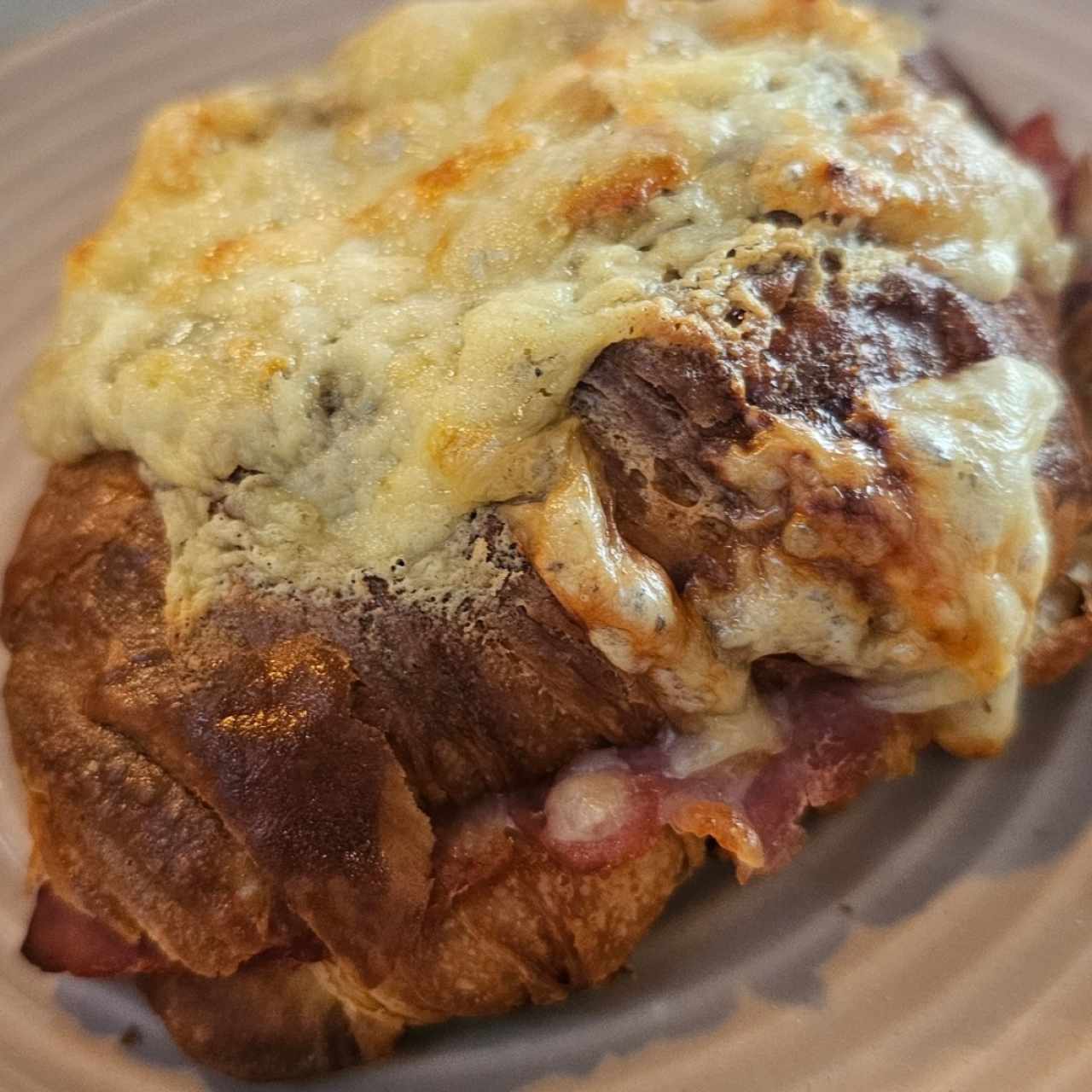 Croasant jamón y queso, bañado