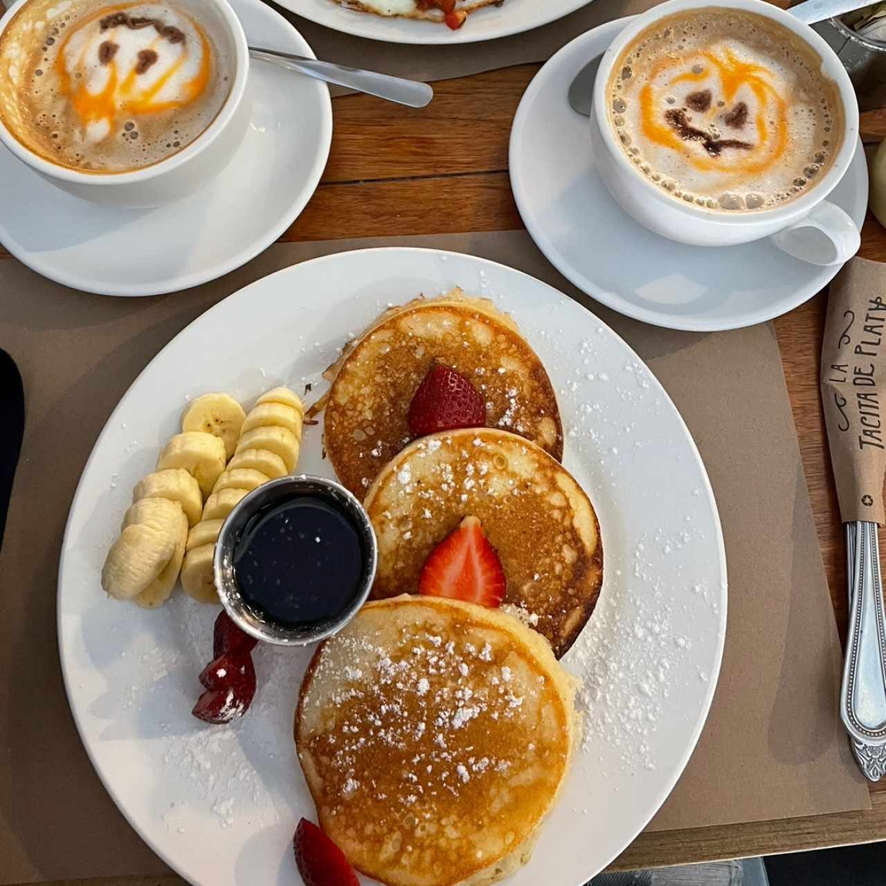 Panqueques de banano con fresas