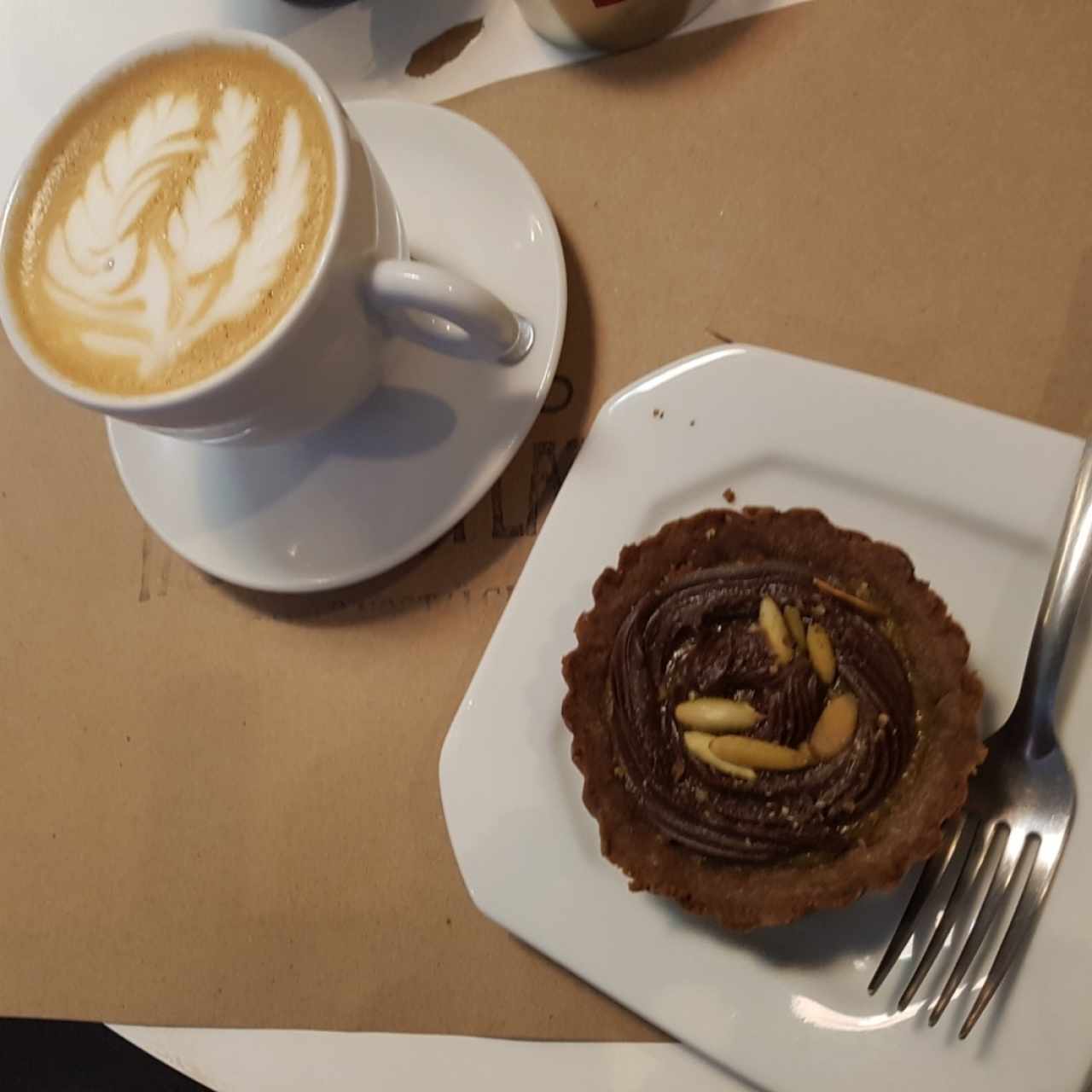 pastel de chocolate y pepitoria.