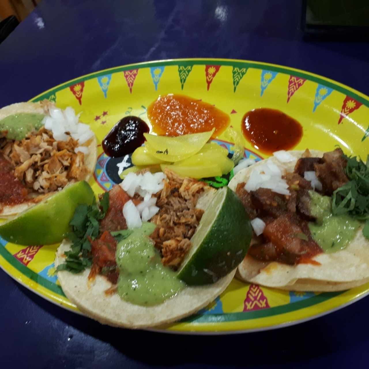 combinación de carnes y salsas