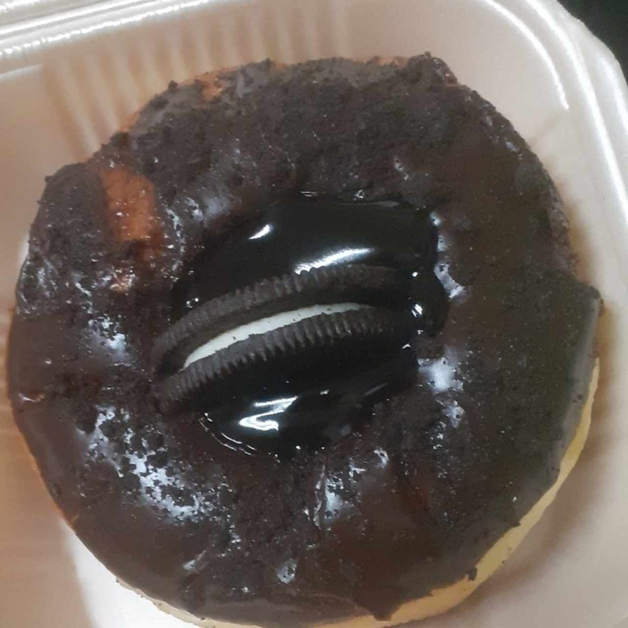 Dona de chocolate y galleta Oreo 