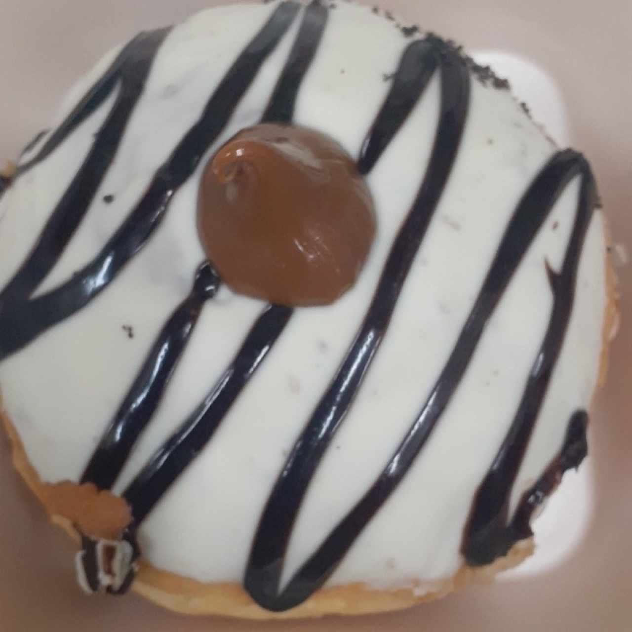 Dona rellena de arequipe y chocolate blanco
