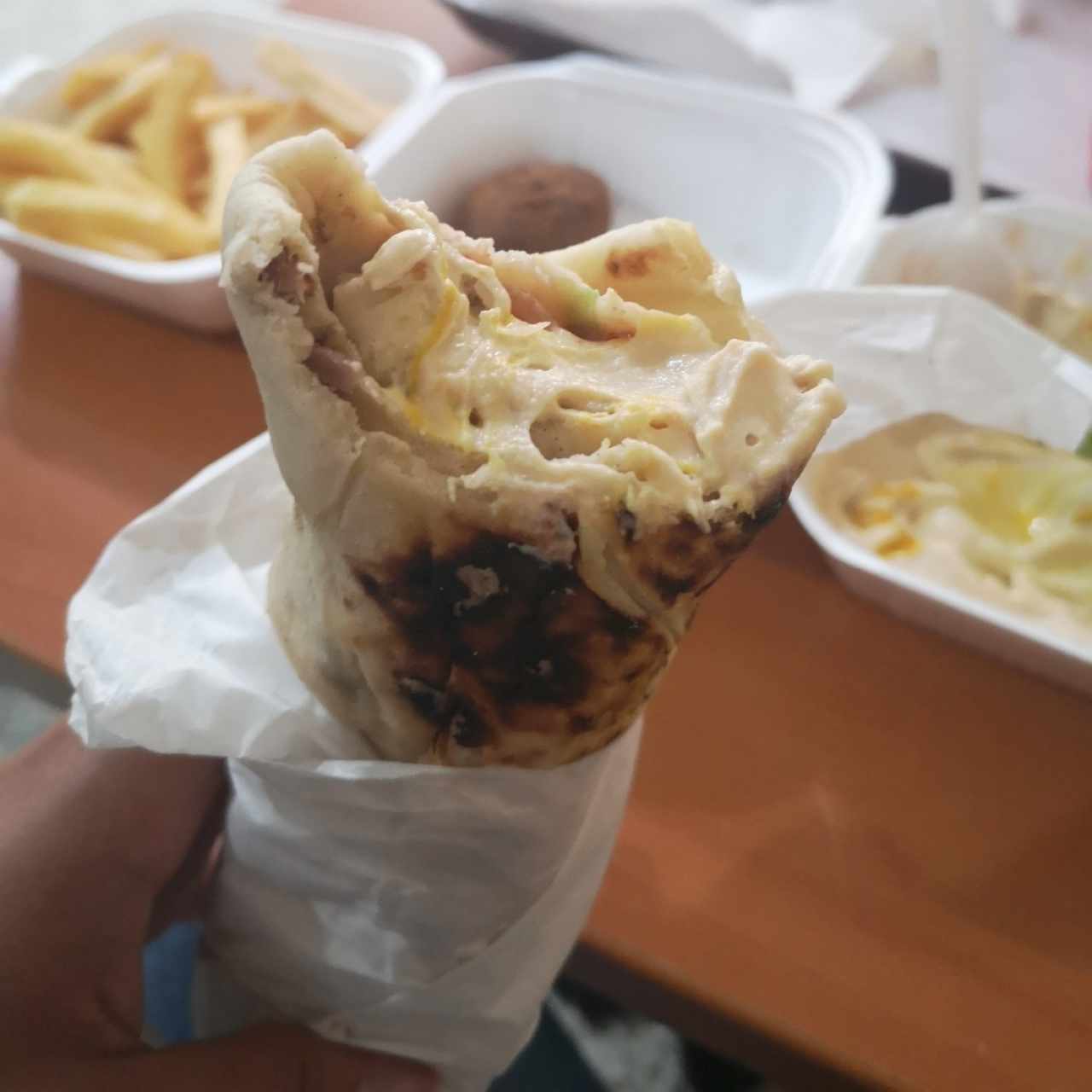 Shawarma de res con humus
