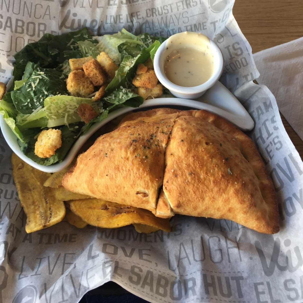 Combo de calzone con ensalada Cesar