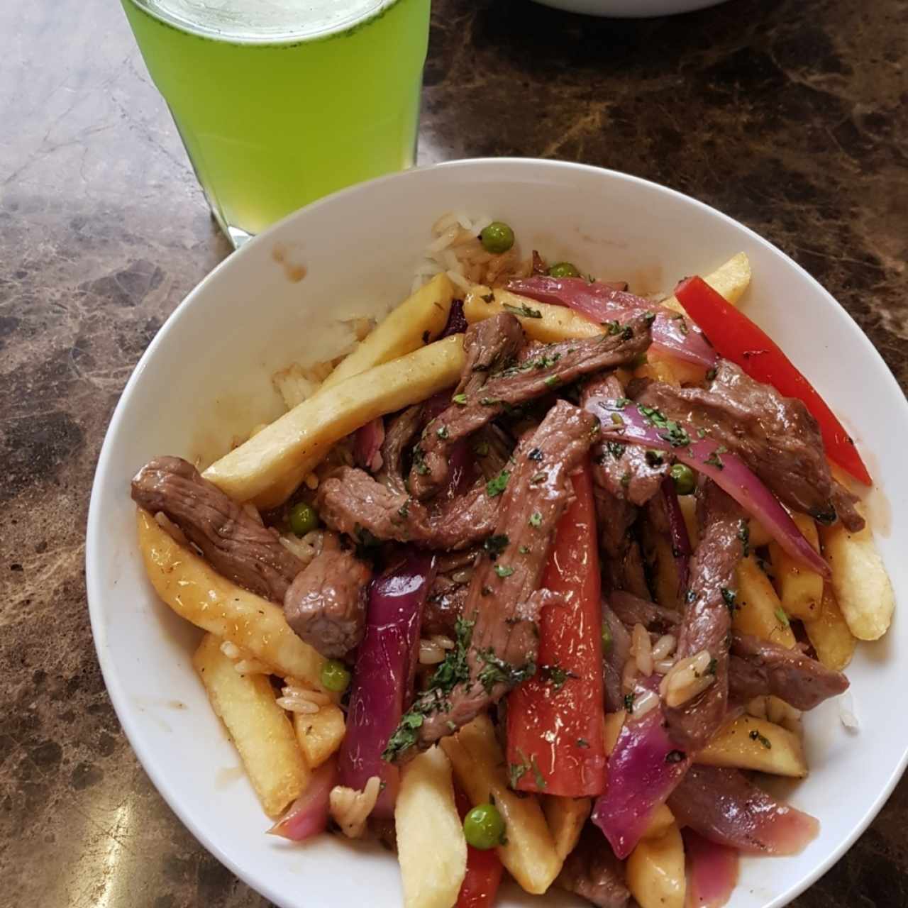 Lomo Saltado y limonada con hierbabuena