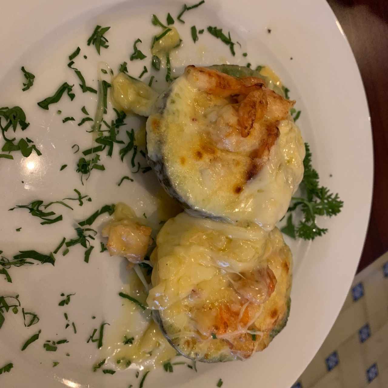 Aguacate Gratinado con Cangrejo