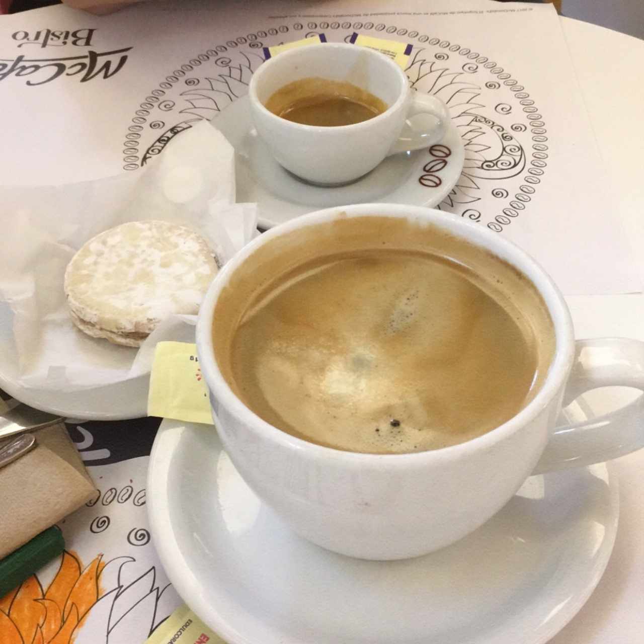 Café espresso, un litro de café americano y un alfajor.