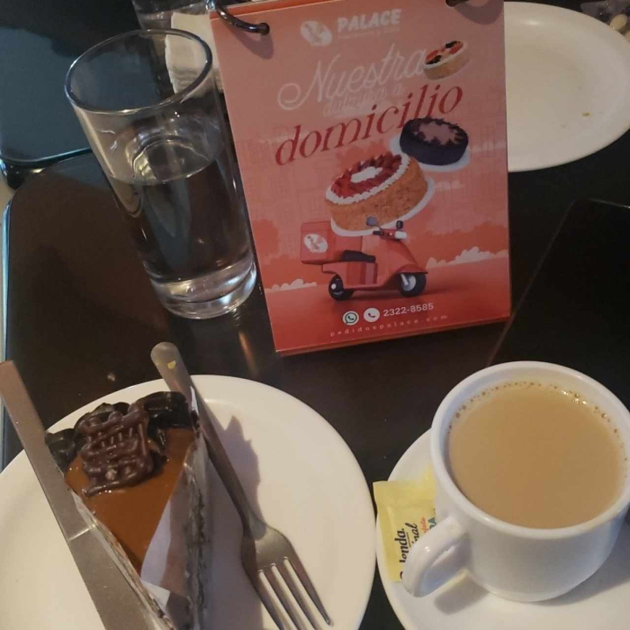 Pastel de chocolate americano y café con leche. 