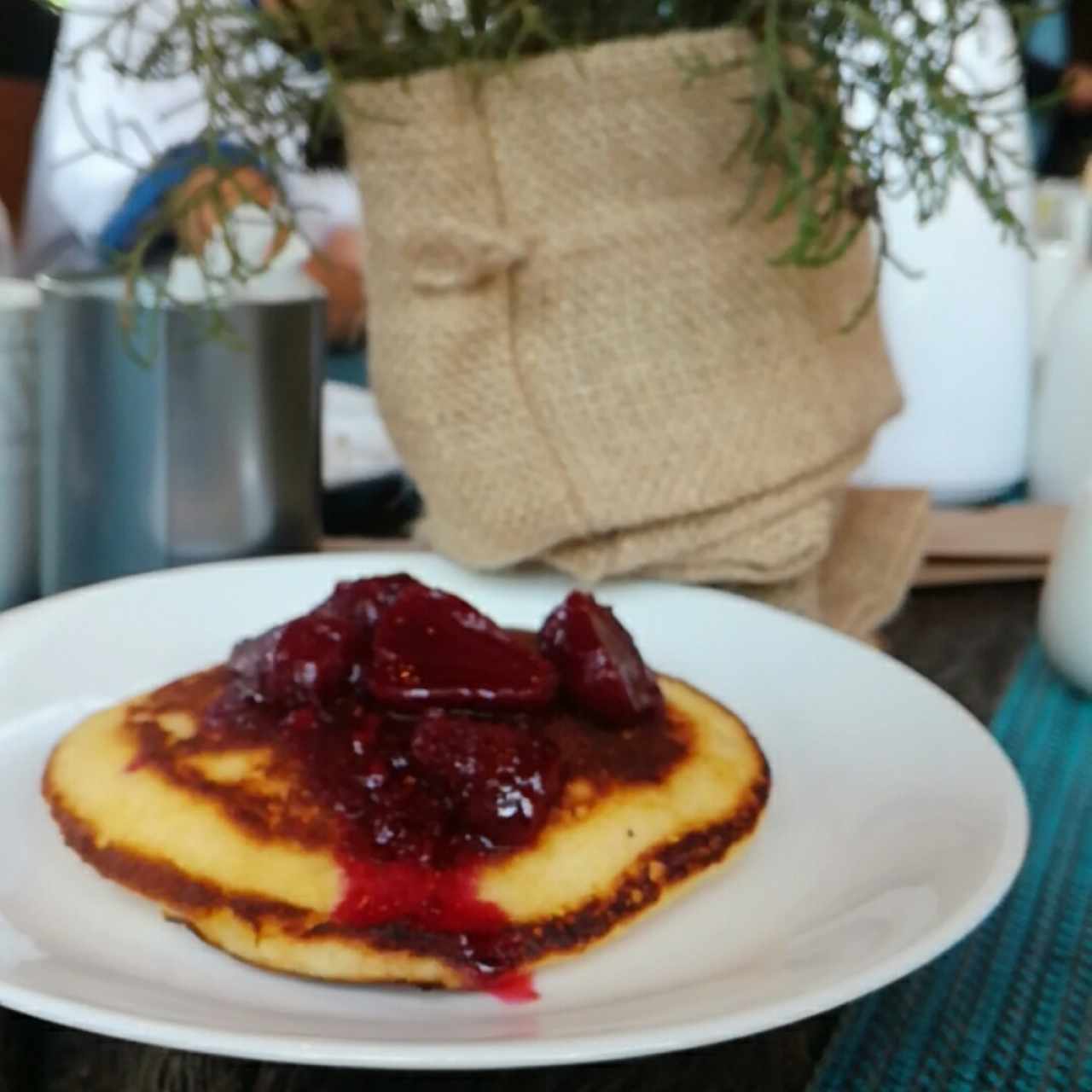 panqueques con jalea de sauco con fresa