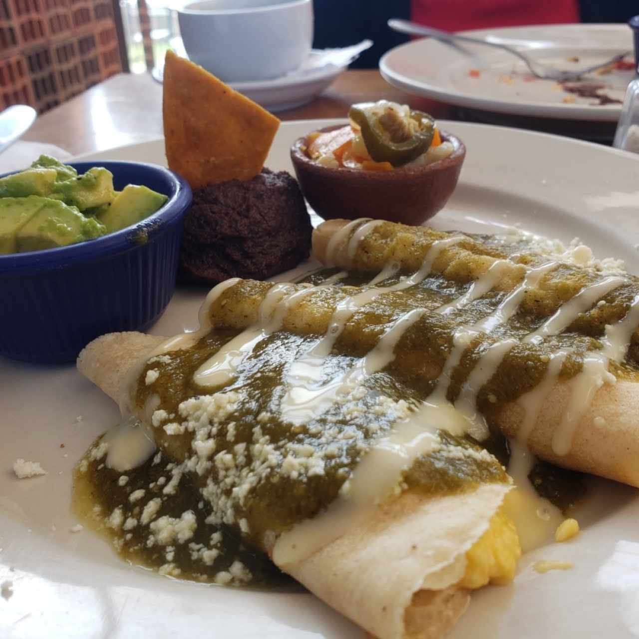 Tortillas ahogadas en salsa verde con queso (temporada)