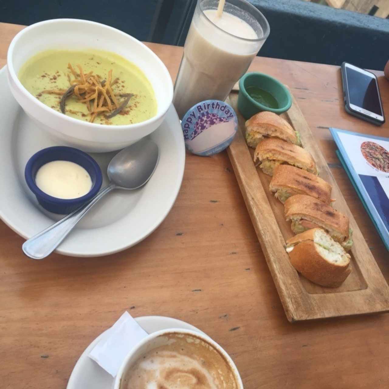 Sopa de aguacate y hotdogs