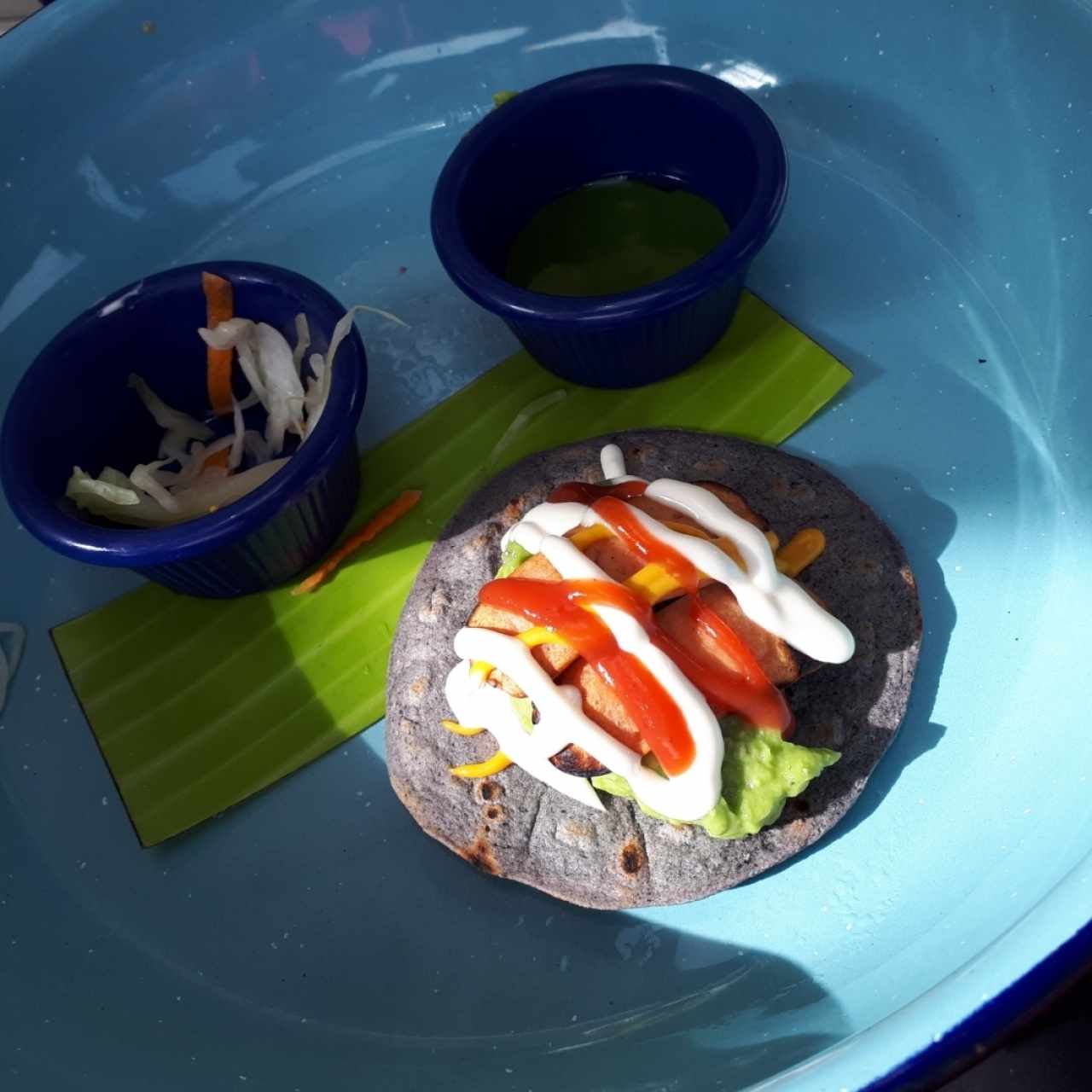 Entradas - Mixtas, salchicha y chorizo con tortillas de maíz negro, amarillo y blanco deliciosas
