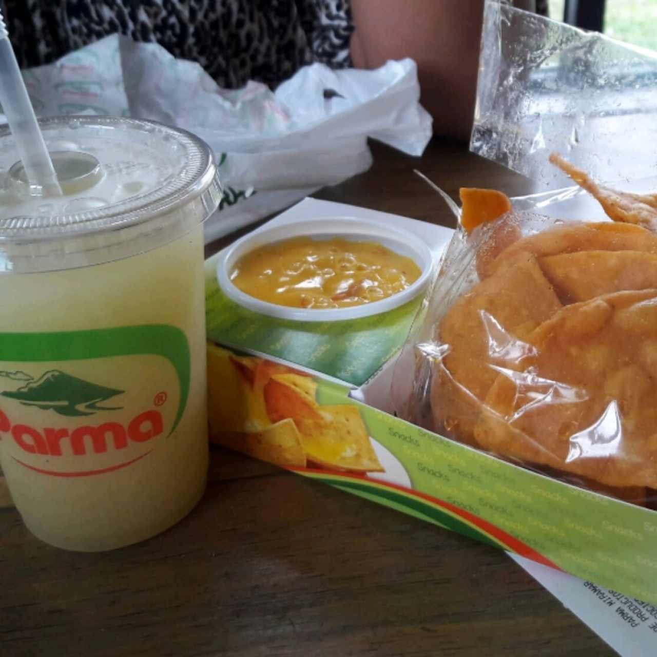nachos con queso y refresco de nance