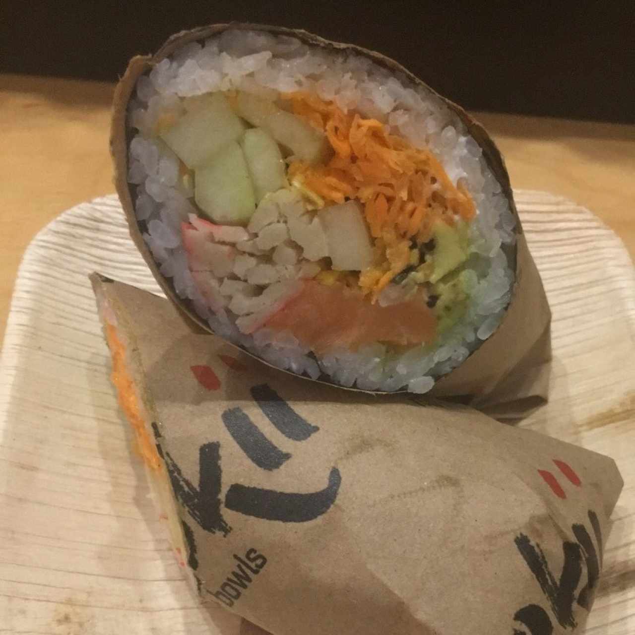 Burrito mixto de cangrejo y salmón con salsa de chipotle