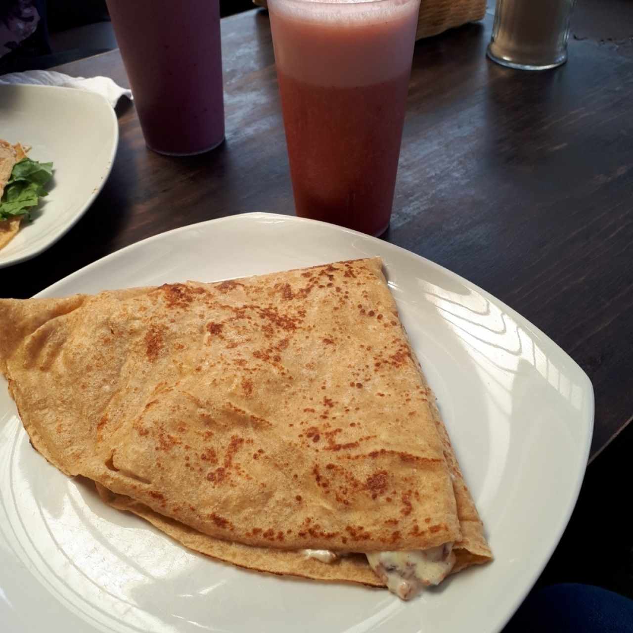 crepe con tocino queso fundido y crema una delicia y con un licuado de fresa con piña ...mmmm
