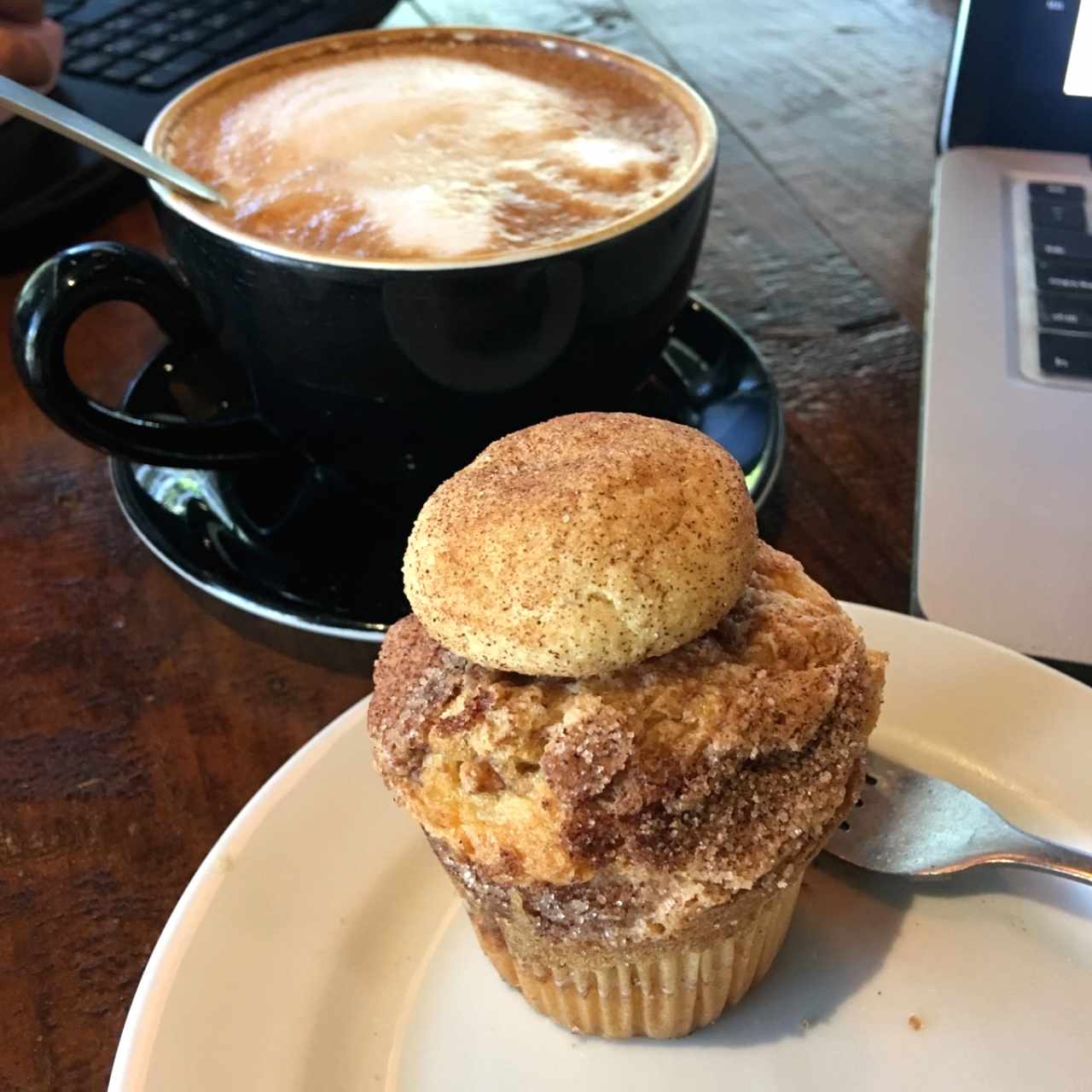 muffin de limón y latte 