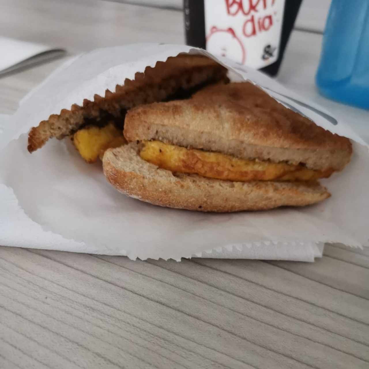 pan con frijol y huevo 