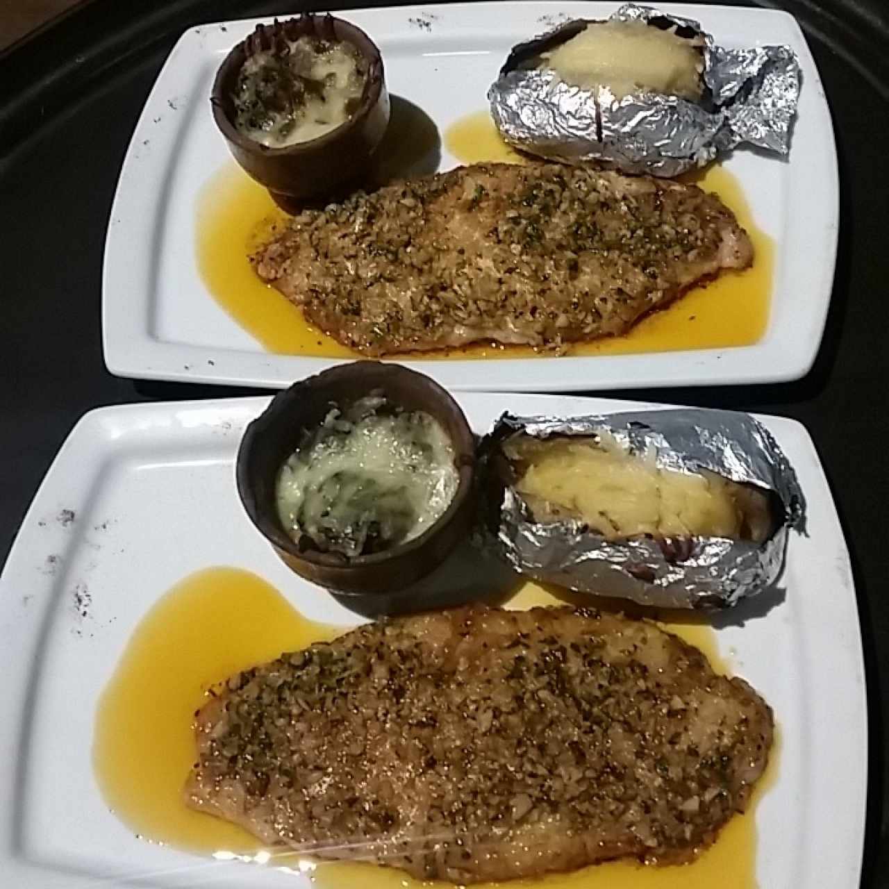 Pescado al ajillo con papa rellena horneada y espinaca gratinada
